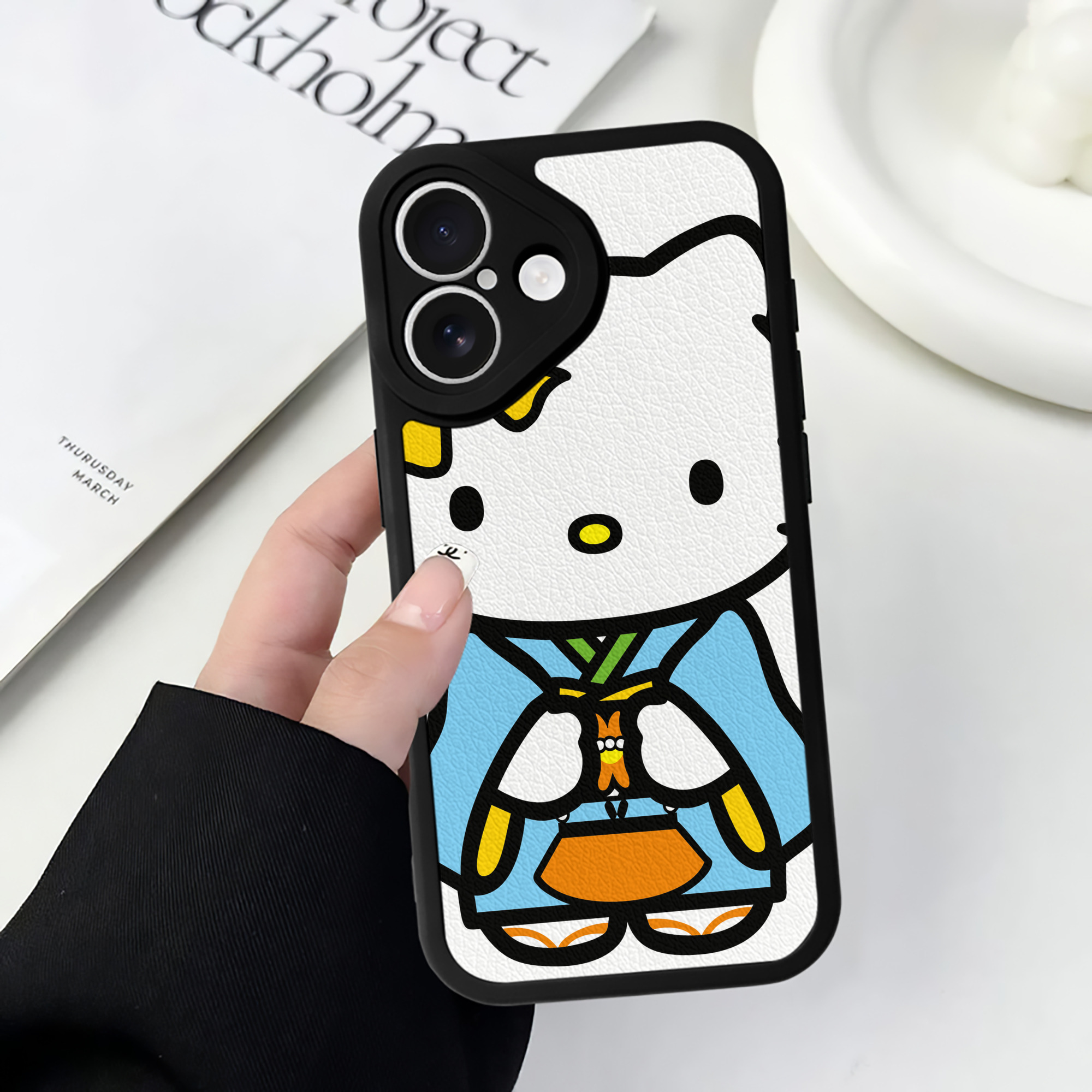 （画像用） Hello Kitty ハローキティ 【iPhone 16シリーズ対応】シリコンスマホケース（レザー調） 材質：シリコン